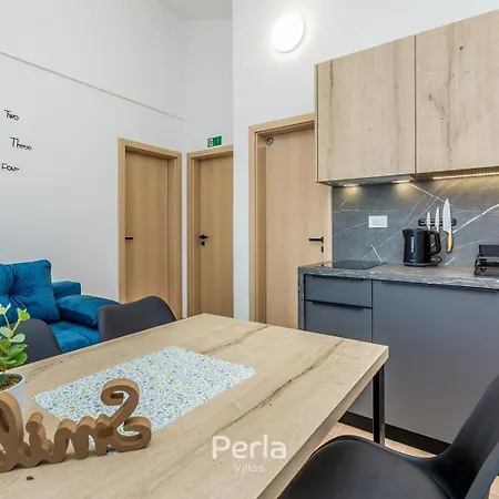 House Capri With Heated Pool And Sea View 게스트하우스 4*