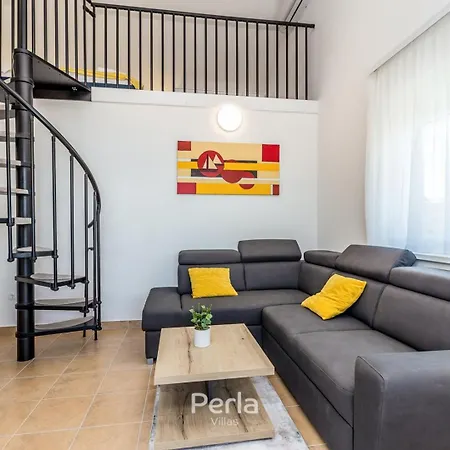 House Capri With Heated Pool And Sea View Guest house