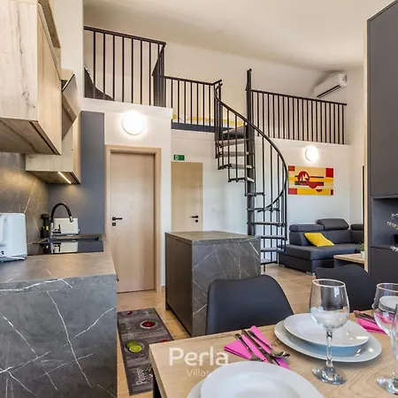 House Capri With Heated Pool And Sea View 게스트하우스 4*