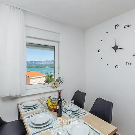 Capri With Heated Pool And Sea View On Krk Island Гостевой дом