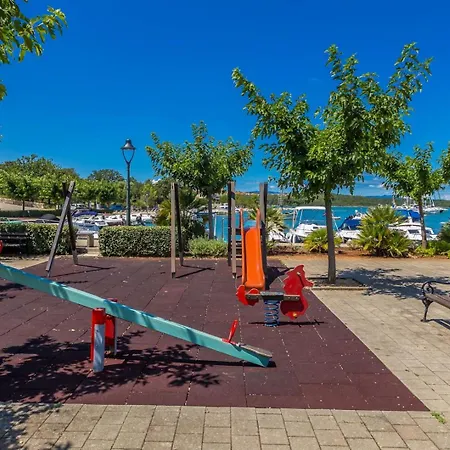 Casa de hóspedes Capri With Heated Pool And Sea View On Krk Island