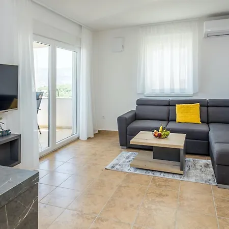 Гостевой дом Capri With Heated Pool And Sea View On Krk Island 4*
