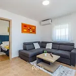 Πανσιόν Capri With Heated Pool And Sea View On Krk Island 4*