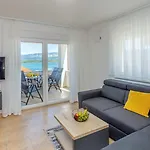 Πανσιόν Capri With Heated Pool And Sea View On Krk Island