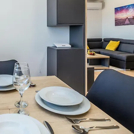 Pensjonat Capri With Heated Pool And Sea View On Krk Island Klimno