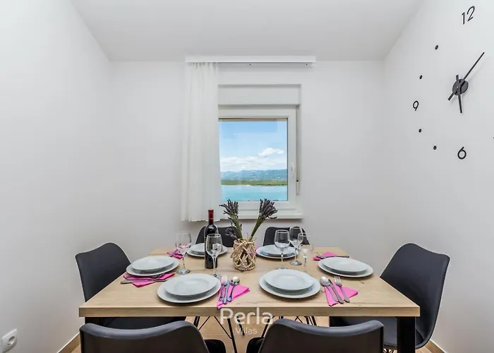 Capri With Heated Pool And Sea View On Krk Island 게스트하우스 클림노