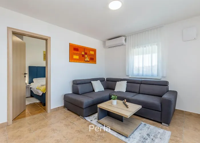 게스트하우스 Capri With Heated Pool And Sea View On Krk Island 4*